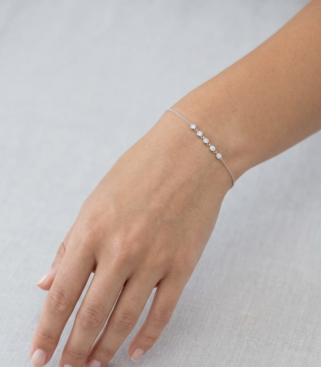 Maia Diamantarmband aus Weißgold getragen elegant