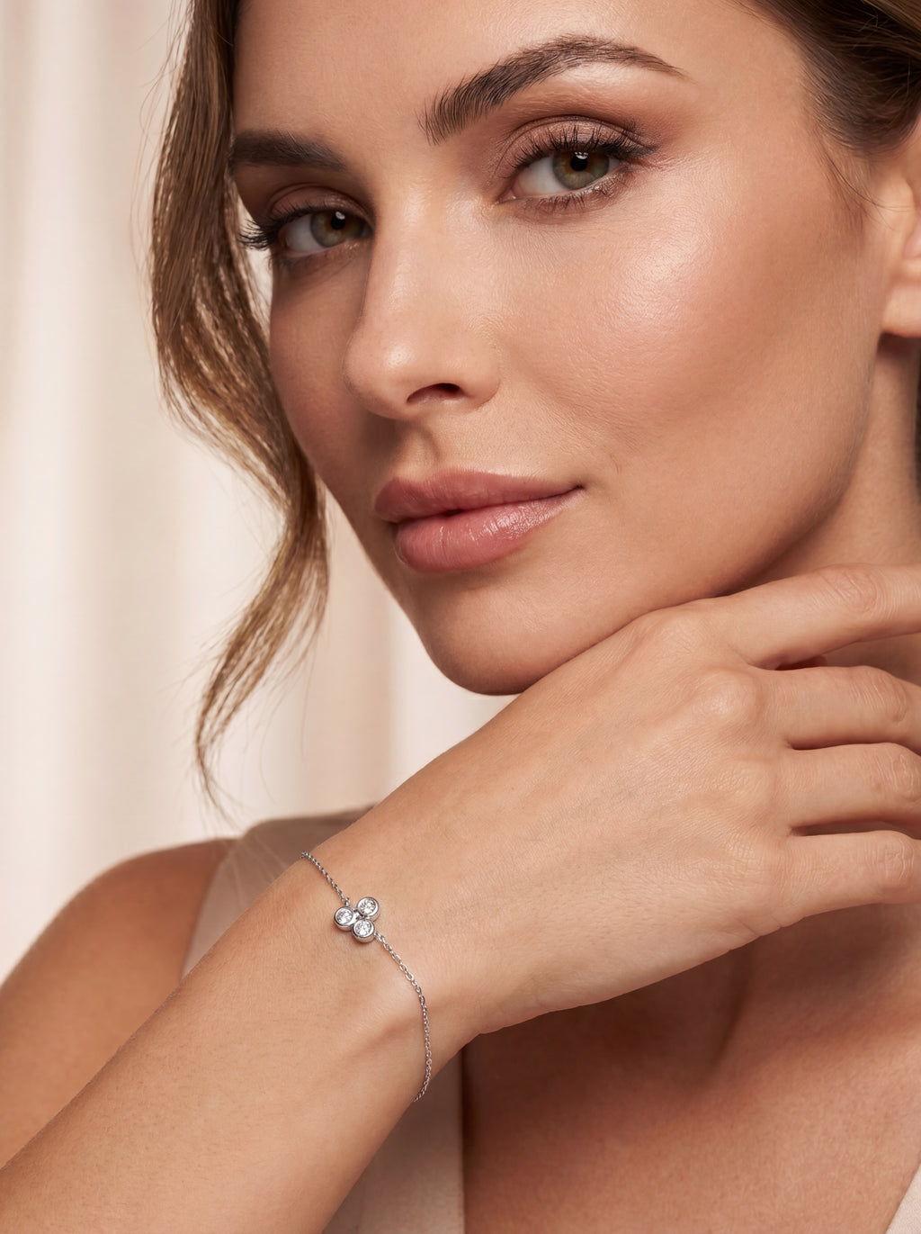 Mireille Diamant-Armband aus Weißgold am Handgelenk getragen elegant