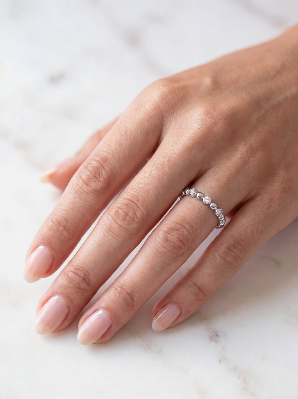 Nacre Diamant-Ring aus Weißgold am Finger getragen elegant