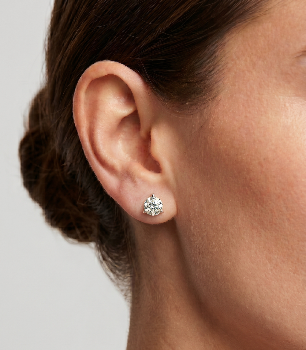 Nove Diamant-Ohrringe aus Weißgold getragen elegant
