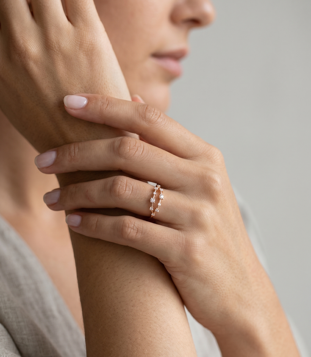 Selene Diamantring aus Roségold getragen elegant