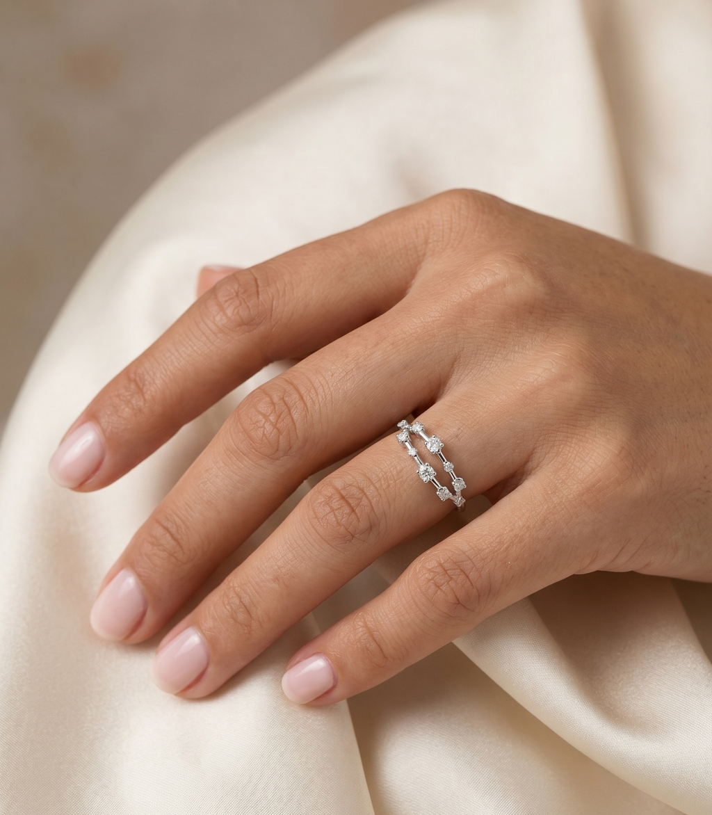 Selene Diamantring aus Weißgold getragen elegant