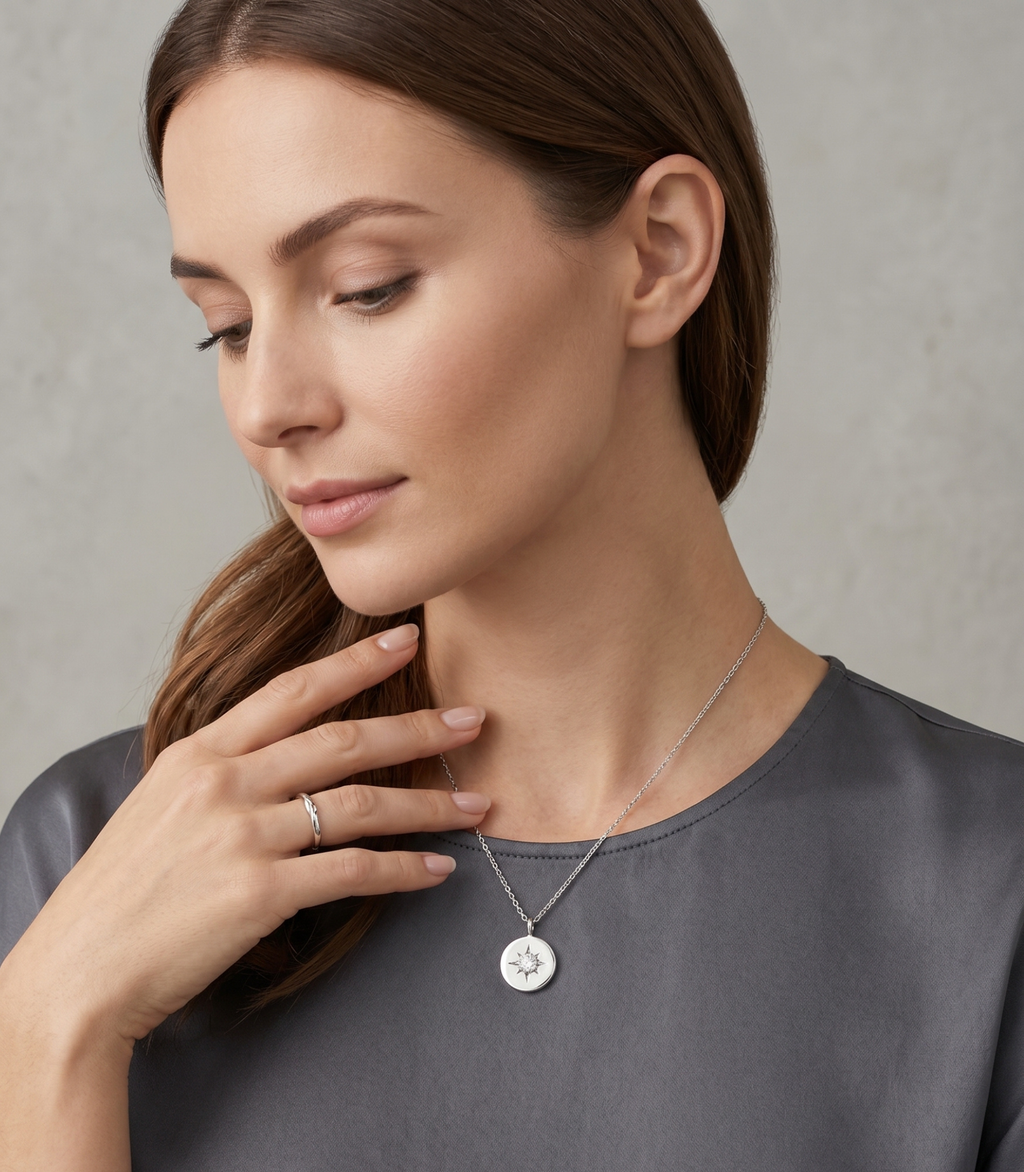 Sirius Diamantkette aus Weißgold getragen elegant