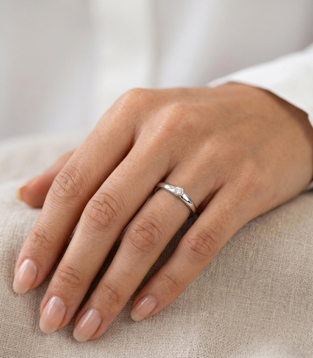 Vega Diamantring aus Weißgold getragen elegant