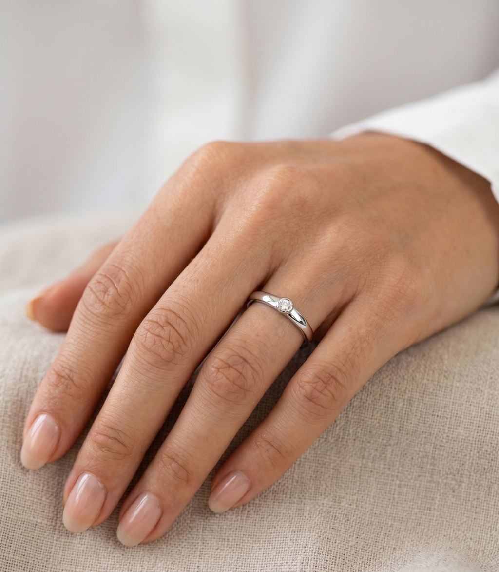 Vega Diamantring aus Weißgold getragen elegant
