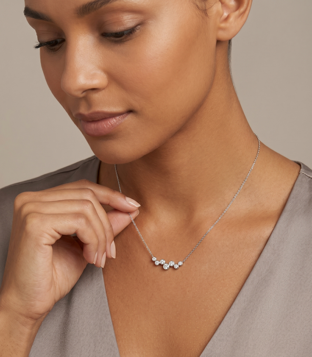 Virelle Diamantkette aus Weißgold getragen elegant