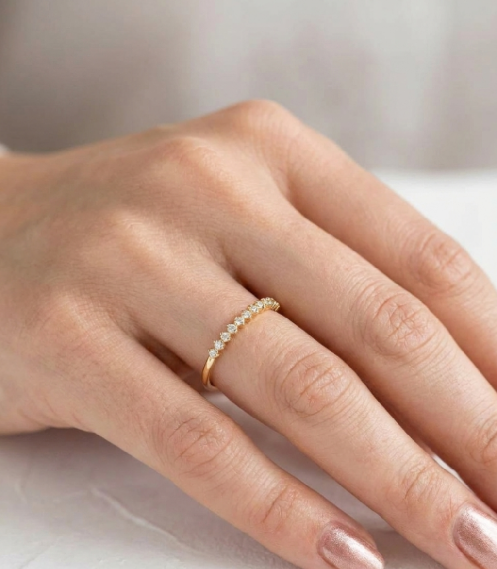 Yua Diamant-Ring aus Gold mit funkelnden Akzenten