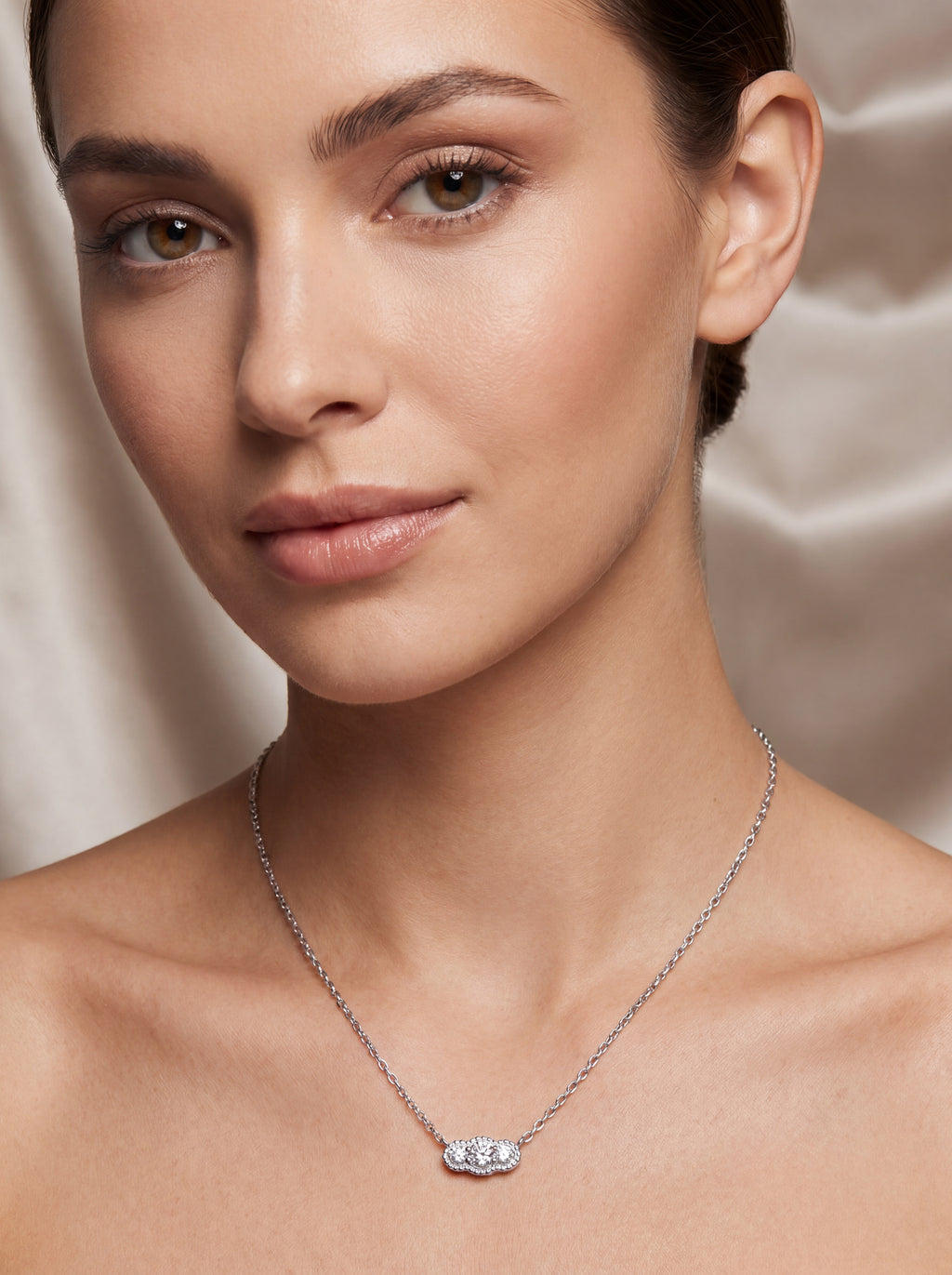 Rosariae Diamant-Halskette aus Weißgold mit floralem Anhänger