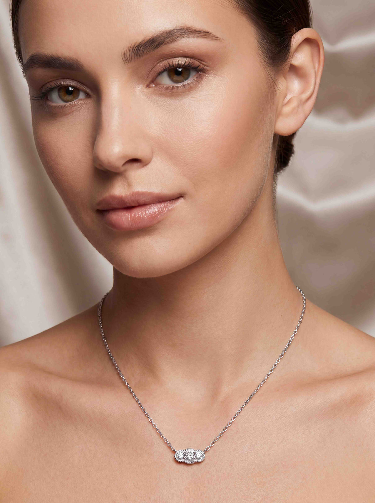 Rosariae Diamant-Halskette aus Weißgold mit floralem Anhänger