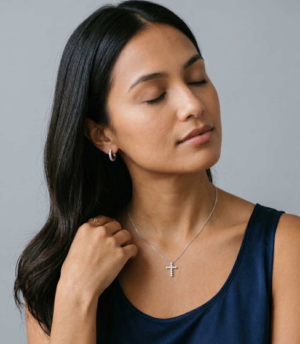 Sacra Diamant-Halskette aus Weißgold mit elegantem Anhänger