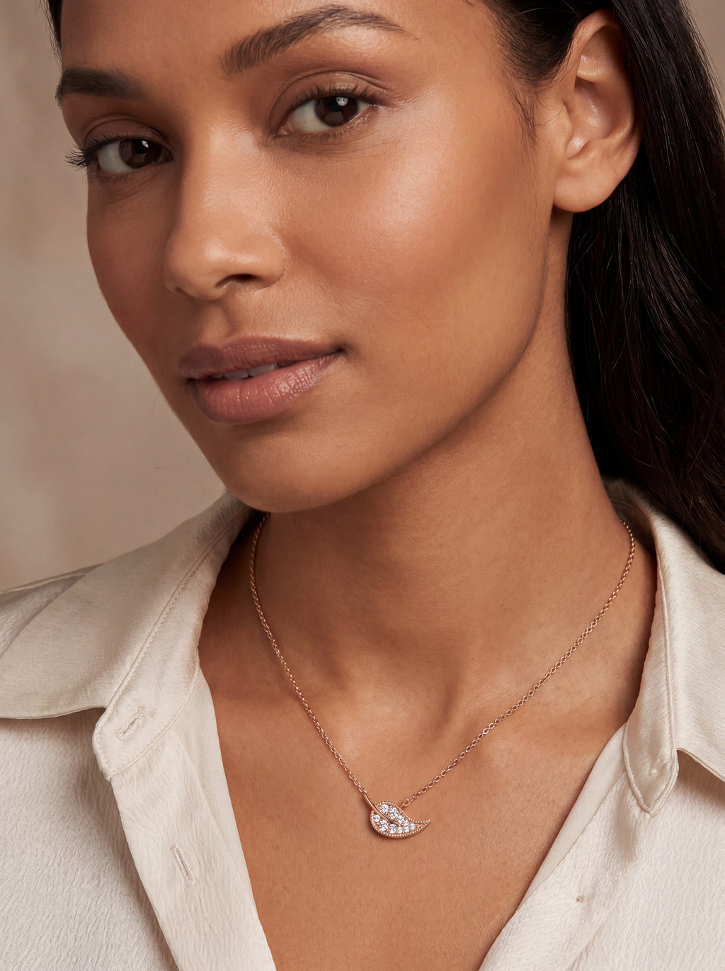 Velours Diamant-Halskette aus Roségold mit floralem Anhänger