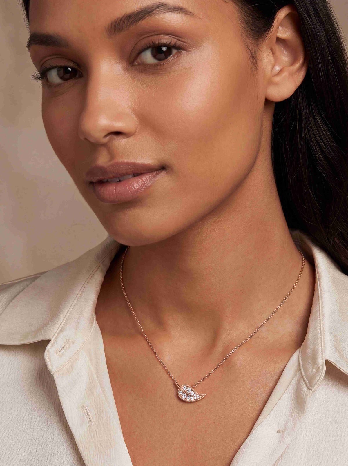 Velours Diamant-Halskette aus Roségold mit floralem Anhänger