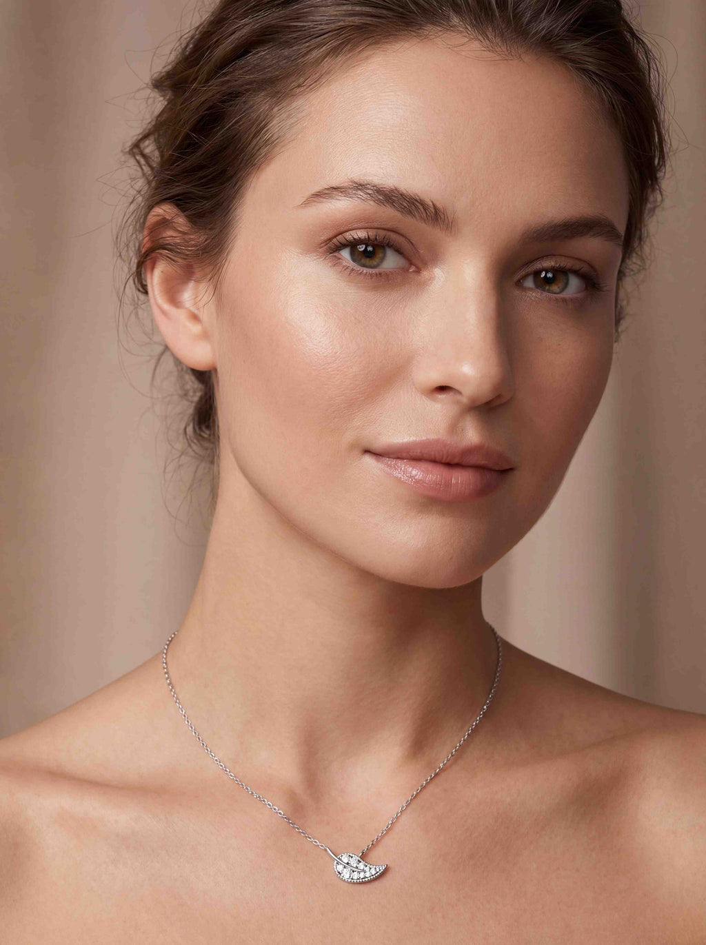 Velours Diamant-Halskette aus Weißgold mit floralem Anhänger
