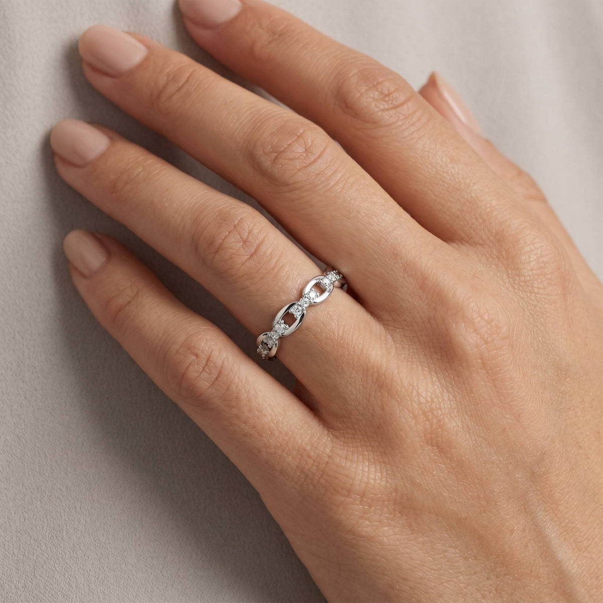 Allurea Diamantring aus Weißgold mit elegantem Design