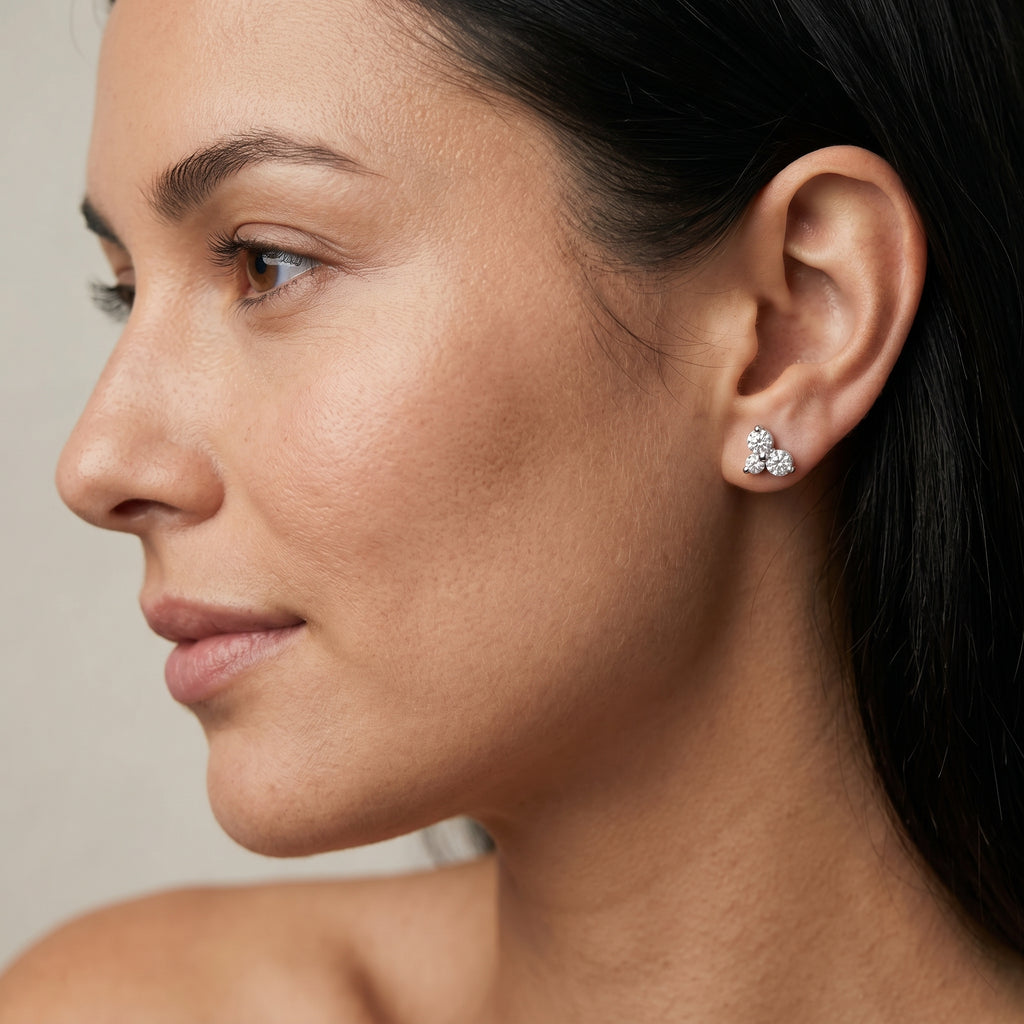 Begonia Diamant-Ohrstecker aus Weißgold mit floralem Design