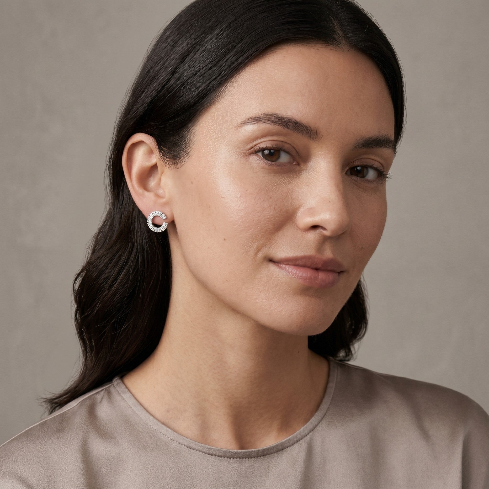 Cynthia Diamant-Ohrstecker aus Weißgold getragen elegant