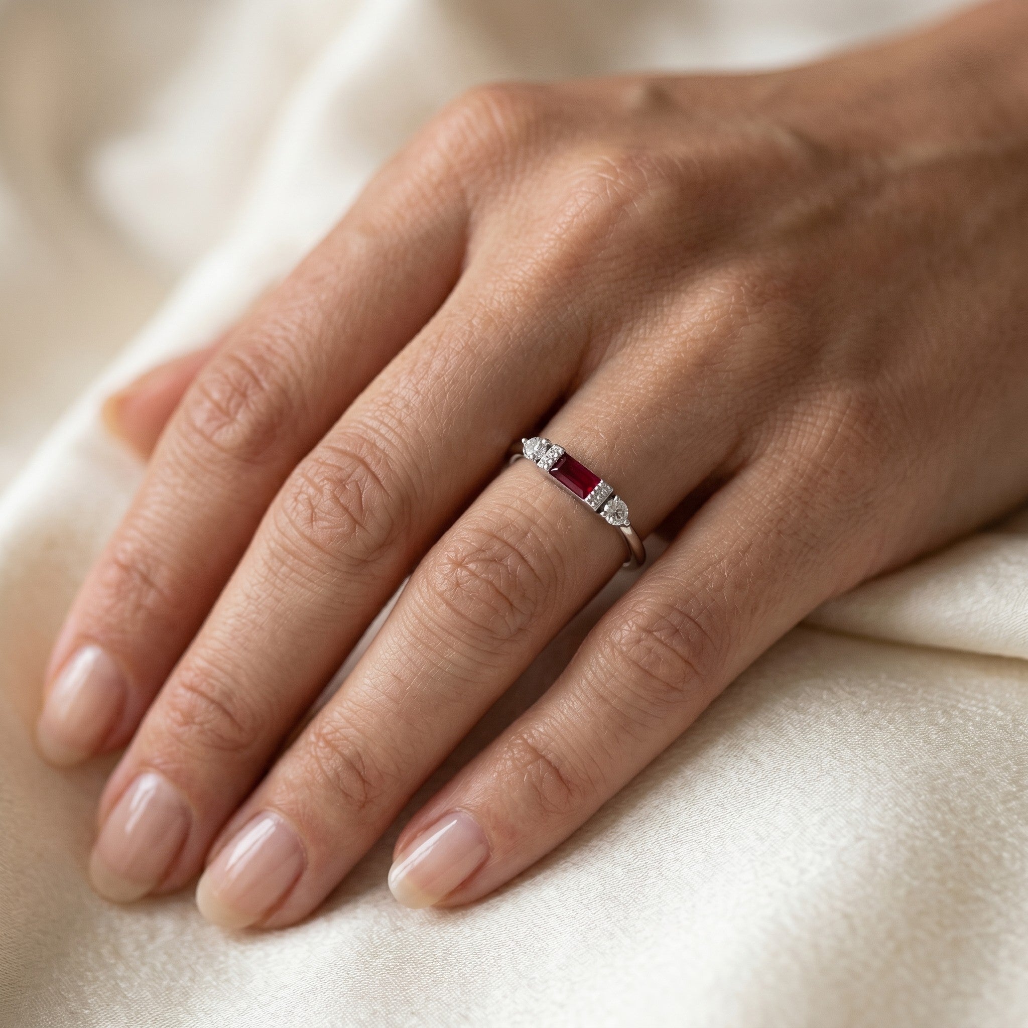 Heliora Rubin-Diamantring aus Weißgold getragen elegant